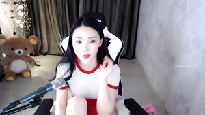 Young Korean Teasing Naked On Webcam